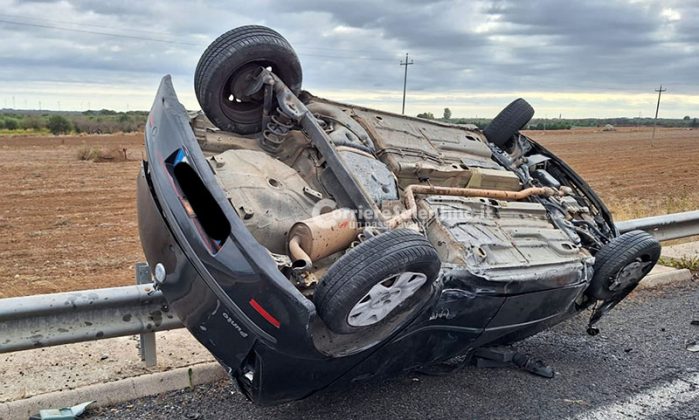 Schianto sulla Lecce-Maglie: auto si ribalta, muore 22enne. Grave la compagna incinta, che partorisce all’arrivo in ospedale - Corriere Salentino
