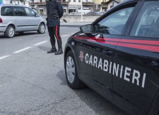 Vicino alla scuola con una dose di hashish, sul cellulare vari messaggi “sospetti”: 20enne finisce in carcere
