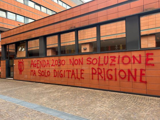 Raid vandalico contro gli uffici comunali, nella notte spuntano frasi contro la digitalizzazione e l’identità digitale - Corriere Salentino