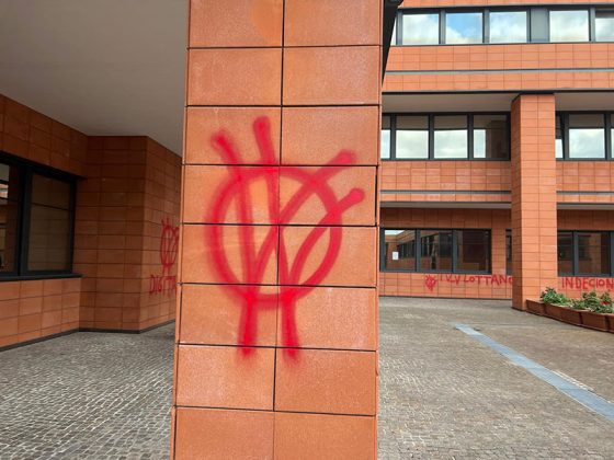 Raid vandalico contro gli uffici comunali, nella notte spuntano frasi contro la digitalizzazione e l’identità digitale - Corriere Salentino