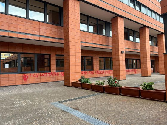 Raid vandalico contro gli uffici comunali, nella notte spuntano frasi contro la digitalizzazione e l’identità digitale - Corriere Salentino