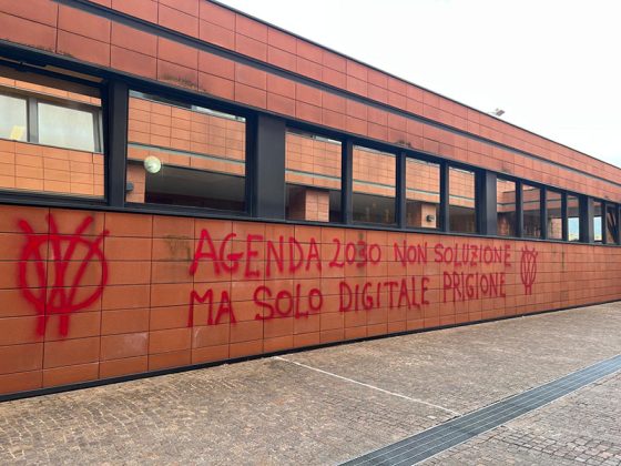 Raid vandalico contro gli uffici comunali, nella notte spuntano frasi contro la digitalizzazione e l’identità digitale - Corriere Salentino