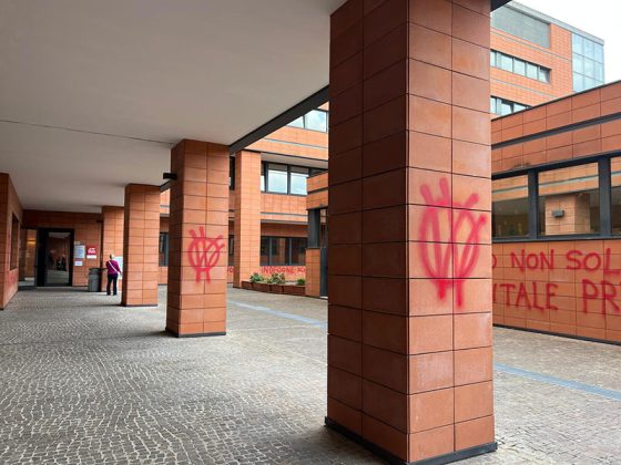 Raid vandalico contro gli uffici comunali, nella notte spuntano frasi contro la digitalizzazione e l’identità digitale - Corriere Salentino