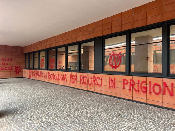 Raid vandalico contro gli uffici comunali, nella notte spuntano frasi contro la digitalizzazione e l’identità digitale - Corriere Salentino