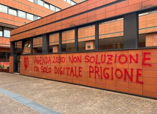 Raid vandalico contro gli uffici comunali, nella notte spuntano frasi contro la digitalizzazione e l’identità digitale