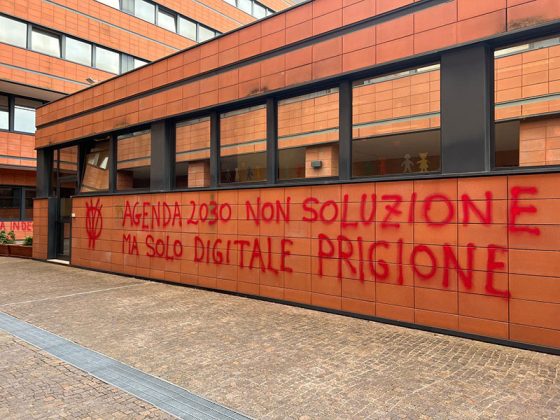 Raid vandalico contro gli uffici comunali, nella notte spuntano frasi contro la digitalizzazione e l’identità digitale - Corriere Salentino