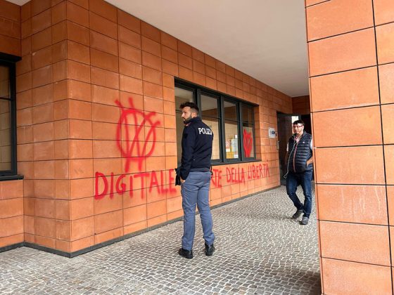 Raid vandalico contro gli uffici comunali, nella notte spuntano frasi contro la digitalizzazione e l’identità digitale - Corriere Salentino