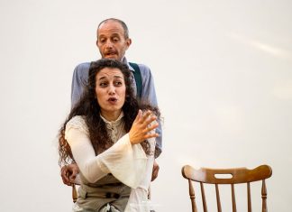 Domenica 5 novembre “Anna dai capelli rossi” inaugura ufficialmente la stagione Unica – Fuoribordo di Nasca – Il teatro a Lecce
