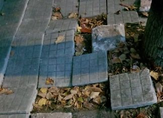 Il consigliere Greco: “Marciapiedi dissestati e pericolosi per i pedoni. Il comune intervenga in via De Donno e via Papatodero”