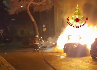 Notte di fuoco e paura in città: quattro auto in fiamme, palazzina evacuata