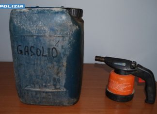 Appicca il fuoco sull’auto del rivale, viene fermato poco dopo con tanica e accendi gas: 49enne nei guai