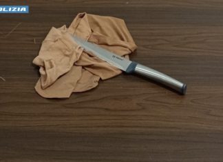 Irrompe in pizzeria armata di coltello, il proprietario la segue a distanza e la fa arrestare: in carcere una 44enne