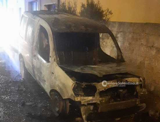 Ennesimo rogo nel Salento, brucia il mezzo di un operaio edile: si tratta di un atto doloso - Corriere Salentino