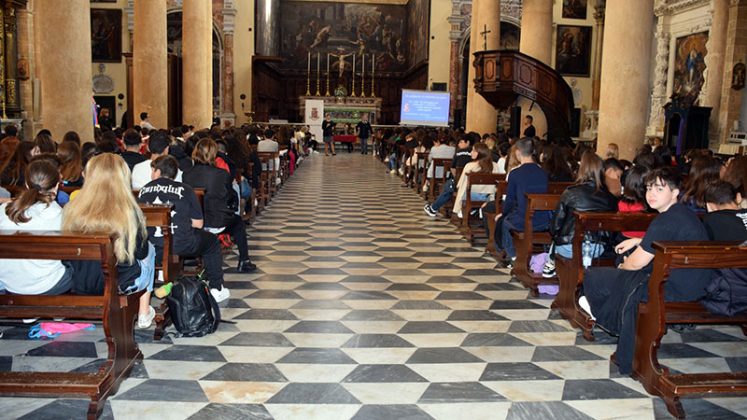 Gallipoli, la Polizia di Stato incontra gli adolescenti per parlare di bullismo e cyberbullismo - Corriere Salentino