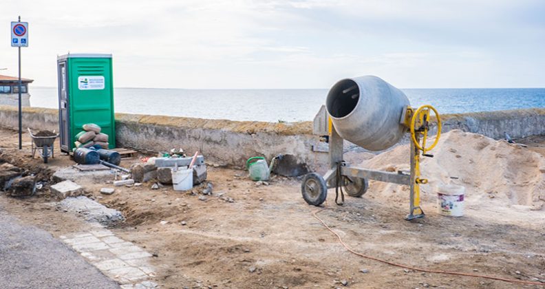Dopo la riqualificazione della Torre del Ciraro si prosegue con il rifacimento del marciapiede di Riviera Nazario Sauro - Corriere Salentino