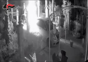 Fiamme alle auto della ex e del suo compagno: telecamere lo incastrano - Corriere Salentino