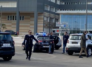 Evasione dal Fazzi, spari in aria per fermare un detenuto: stanato sotto un’auto. Era in carcere per omicidio