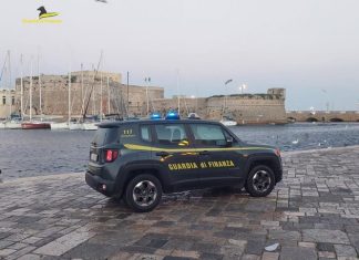 Truffava i turisti affittando case-vacanza “fantasma” alla Baia Verde, falso agente immobiliare denunciato dalla finanza