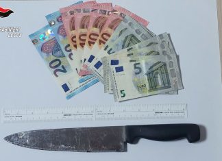 Coltello in pugno rapina tabacchino, ma nella fuga incrocia i carabinieri: arrestato