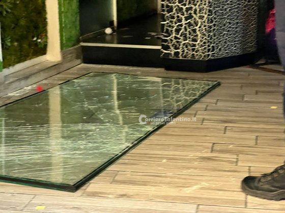 Spaccata nel cuore della movida, con lo scooter abbatte vetrate del bar e fugge con 300 euro - Corriere Salentino