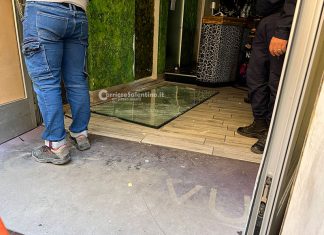 Spaccata nel cuore della movida, con lo scooter abbatte vetrate del bar e fugge con 300 euro