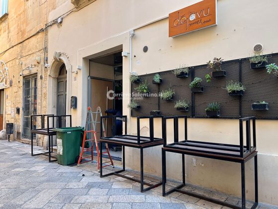 Spaccata nel cuore della movida, con lo scooter abbatte vetrate del bar e fugge con 300 euro - Corriere Salentino