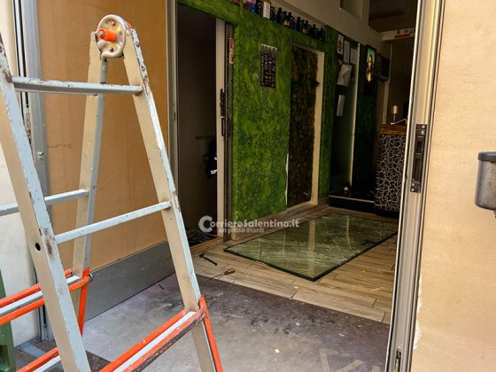 Spaccata nel cuore della movida, con lo scooter abbatte vetrate del bar e fugge con 300 euro - Corriere Salentino