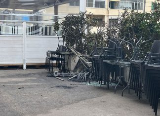Misterioso incendio all’alba, alle fiamme gli arredi esterni del bar “Royal”: filmati al vaglio