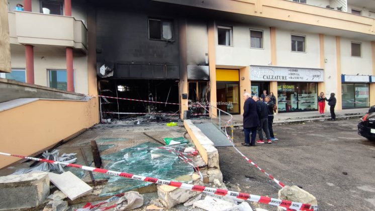 Divampa l’incendio in un negozio di elettronica: danni ingenti. Abitazione inagibile - Corriere Salentino