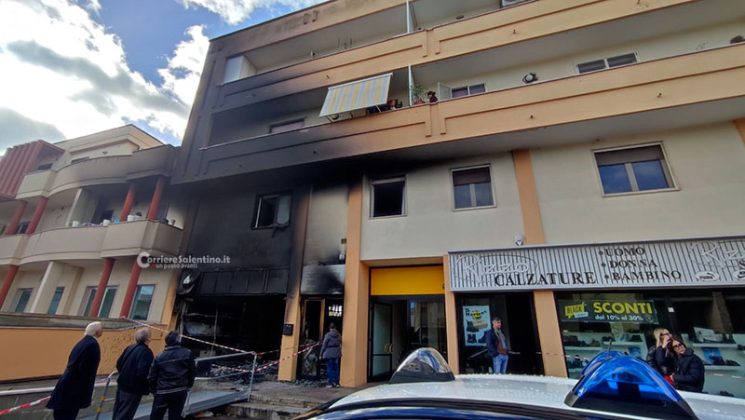 Divampa l’incendio in un negozio di elettronica: danni ingenti. Abitazione inagibile - Corriere Salentino