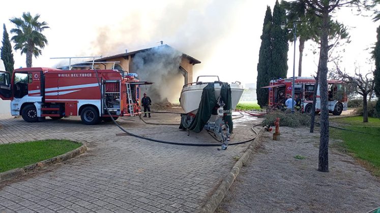 Incendio divampa nella struttura ricettiva, il fuoco forse partito da una barca custodita sotto una tettoia - Corriere Salentino