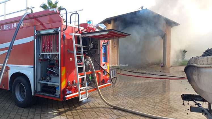 Incendio divampa nella struttura ricettiva, il fuoco forse partito da una barca custodita sotto una tettoia - Corriere Salentino