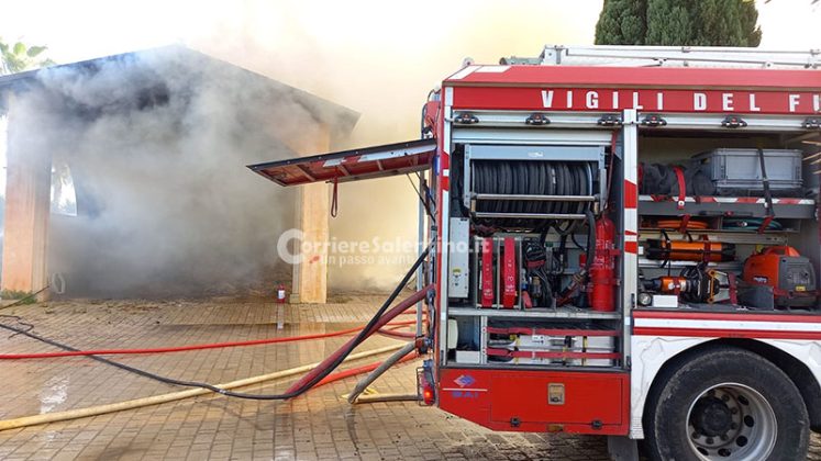 Incendio divampa nella struttura ricettiva, il fuoco forse partito da una barca custodita sotto una tettoia - Corriere Salentino