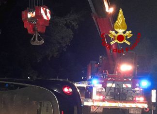 Perde il controllo dell’auto e si ribalta sulla provinciale: donna miracolata