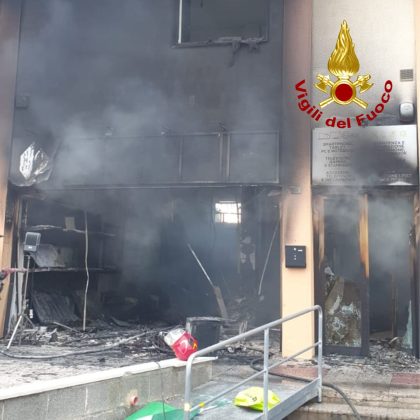 Divampa l’incendio in un negozio di elettronica: danni ingenti. Abitazione inagibile - Corriere Salentino