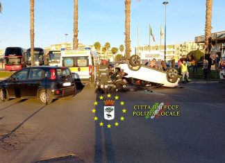 Incidente alle porte della città. Due auto si scontrano, una si ribalta: soccorsi i feriti
