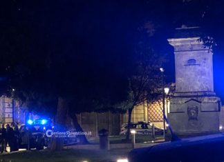 Si picchiano per le strade della movida: danni ai locali e botte anche agli agenti. Un arresto