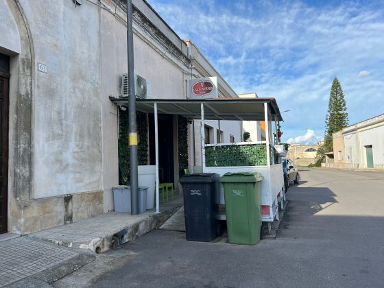 Spari contro le vetrate del bar, arrivano i carabinieri ma si schiantano sulla rotatoria: due feriti - Corriere Salentino