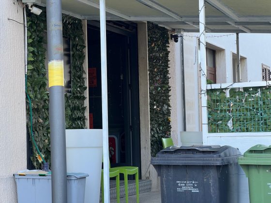 Spari contro le vetrate del bar, arrivano i carabinieri ma si schiantano sulla rotatoria: due feriti - Corriere Salentino