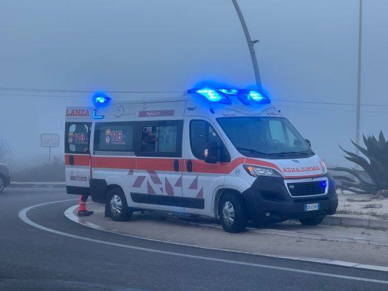 Spari contro le vetrate del bar, arrivano i carabinieri ma si schiantano sulla rotatoria: due feriti - Corriere Salentino