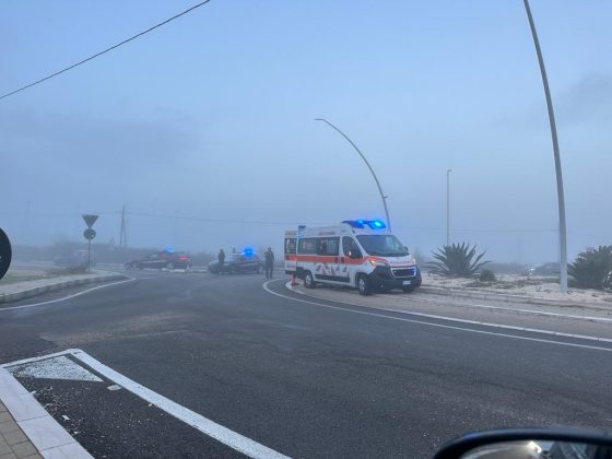 Spari contro le vetrate del bar, arrivano i carabinieri ma si schiantano sulla rotatoria: due feriti - Corriere Salentino