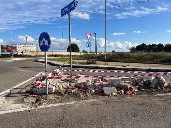 Spari contro le vetrate del bar, arrivano i carabinieri ma si schiantano sulla rotatoria: due feriti - Corriere Salentino