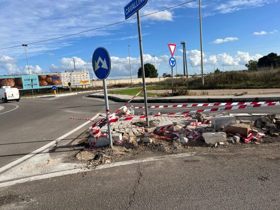 Spari contro le vetrate del bar, arrivano i carabinieri ma si schiantano sulla rotatoria: due feriti - Corriere Salentino
