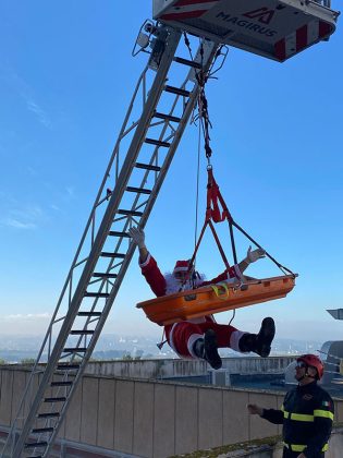 Babbo Natale arriva dall'alto al Fazzi per portare doni ai bambini ricoverati in Pediatria e Chirurgia pediatrica - Corriere Salentino