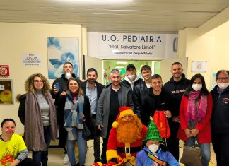 Babbo Natale GialloRosso fa visita ai reparti di pediatria del Fazzi in compagnia di Strefezza, Piccoli, Blin e Faticanti