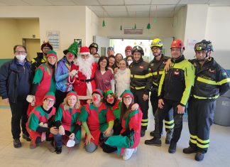 Babbo Natale arriva dall’alto al Fazzi per portare doni ai bambini ricoverati in Pediatria e Chirurgia pediatrica
