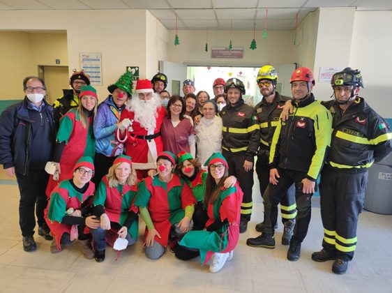 Babbo Natale arriva dall'alto al Fazzi per portare doni ai bambini ricoverati in Pediatria e Chirurgia pediatrica - Corriere Salentino