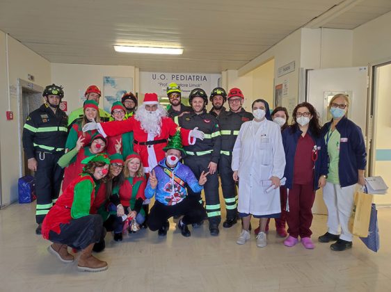 Babbo Natale arriva dall'alto al Fazzi per portare doni ai bambini ricoverati in Pediatria e Chirurgia pediatrica - Corriere Salentino