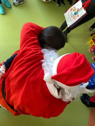 Babbo Natale arriva dall'alto al Fazzi per portare doni ai bambini ricoverati in Pediatria e Chirurgia pediatrica - Corriere Salentino