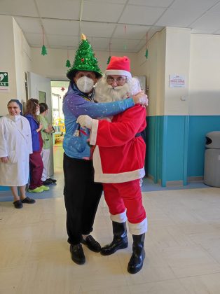 Babbo Natale arriva dall'alto al Fazzi per portare doni ai bambini ricoverati in Pediatria e Chirurgia pediatrica - Corriere Salentino